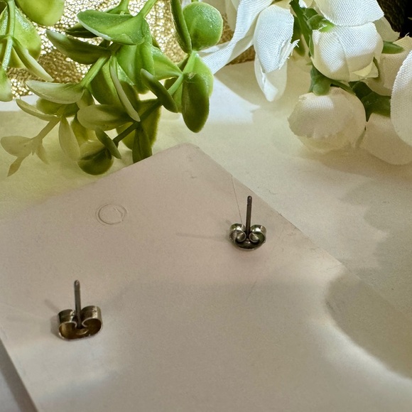 🎃Super cute Pumpkin Stud Earrings. Orange & Green Enamel post back studs. - Picture 4 of 7